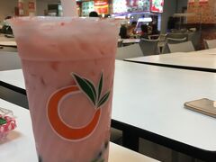 ちょっと休憩。
坊ちゃんお待ちかね。

ストロベリージュース＋ブラックパール入り。
45バーツ也。