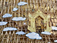 【....黄金に輝く仏塔～シュエダゴン・パゴダ....】

天国の入り口でしょうか...........

.......その横にいる人の大きさを見て頂くと、その大きさがわかるかと.....