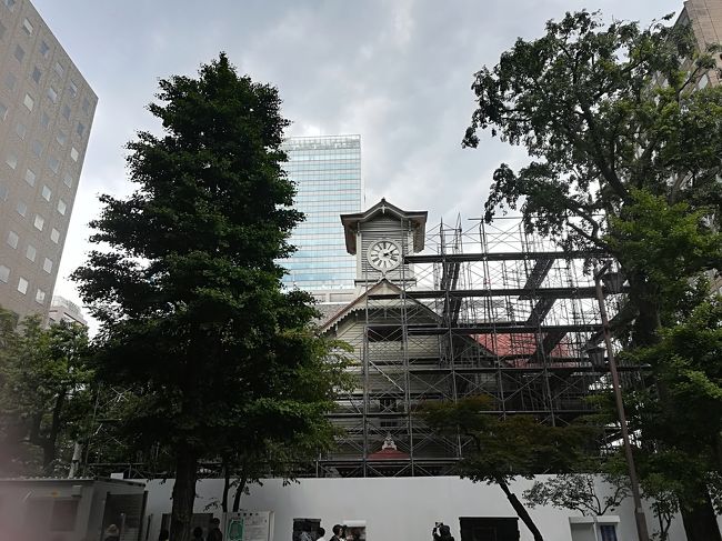 さてさて、電車で札幌中心に移動しました。<br />ホテルまで歩いて行きます。<br />がっかりで有名な時計塔は工事中でさらにがっかり度が増していました。
