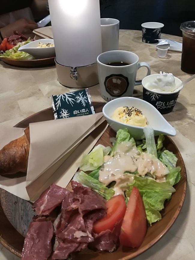 翌朝。<br />ホテルは素泊まりなので、近くでモーニング。<br />白い恋人の石屋製菓のカフェです。<br />コーヒー頼むと白い恋人が付いてきて、<br />クーポン見せてソフトクリームもらいました。