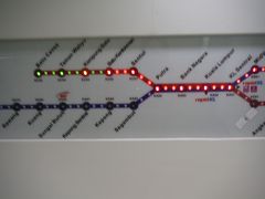 KLセントラル駅からバトゥ洞窟に向かいます。車内のドア上に路線案内があります。写真の点灯している赤い路線がバトウ方面です。下の青い路線はタイ方面行き路線です。途中から分岐します。