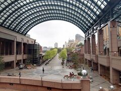 左に三越、右にオフィスとショップのガーデンプレイスタワー。