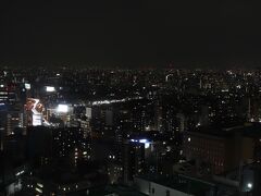 3338号室からの夜景。
中央やや左あたりが東武東上線の北池袋駅。