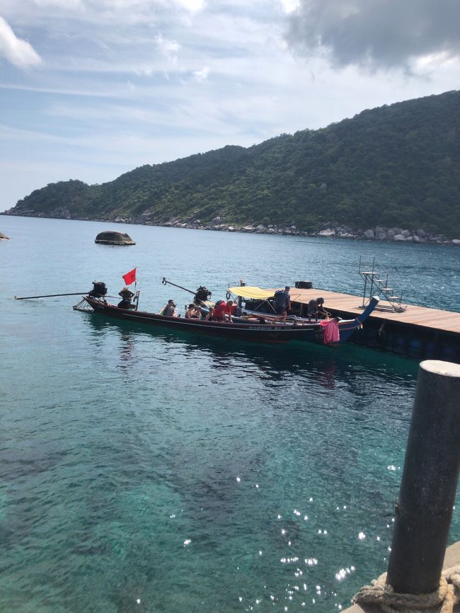 マイト達のツアー会社の参加者達だけ<br />といっても12～3人なんだけど<br />ココで別の船に乗り換え<br />写真のボートじゃないよ！<br /><br />もっと大型船のシュノーケルボート^ - ^