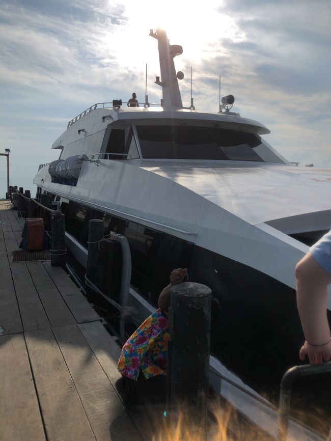 港に着いてバウチャーを見せたら、支払いは完了してないので、西洋人達と同じ支払いの窓口へ行けと<br />(ﾟoﾟ;;<br /><br />いやいや、支払いは済んでるんだと携帯のバウチャー見せたりして説明が大変(o_o)<br /><br />だって英語が話せないから(￣▽￣)<br /><br />西洋人達の寝坊と支払いの確認やらで時間がかかり、本当はパンとコーヒーの軽い朝食サービスがあったらしいが受けられずに乗船となりました(^-^;