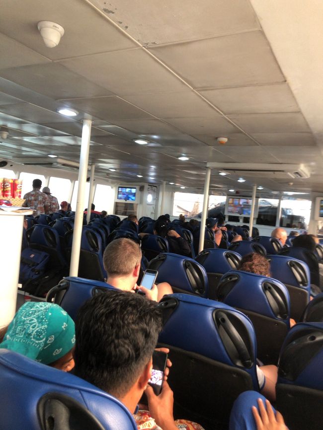 船内はこんな感じ^ - ^<br />ぎっしり(￣(工)￣)<br /><br />予想ではスカスカの船内でゆったりと…(=^x^=)<br /><br />3年前にプーケットのピーピー島へ行った際、スピードボートで行ったんだけど波が荒くて大変だった^^;<br />行きも帰りもどんな遊園地のアトラクションよりも凄い体験だったヽ(´ー｀)<br />コイルもフリーも酔い止め薬を飲んでたので大丈夫だったけど、他の客は全員げーけー…（；￣ェ￣）<br /><br />だから大型船を選んだんだけどね／(^o^)＼