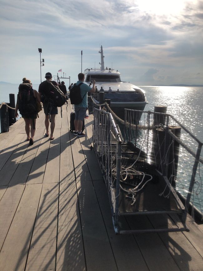 詳細は<br /><br />『珊瑚礁に囲まれたタオ島とナンユアン島の絶景と、エメラルドに輝くクリスタルの海を満喫しよう。安心の大型船でゆったりと、島々の景色を楽しみながら、シュノーケリングやスイミングが楽しめる離島ツアーです。嬉しいビュッフェランチ付き。<br /><br />■タオ島<br />サムイ島の北部にあるタオ島は、タイ有数のダイビングスポットとして有名で、色鮮やかなコーラルリーフや南国特有の熱帯魚の宝庫となっています。自然のままの真っ白な砂浜も美しく、タイ湾では最も美しい島と言われているので、必見の価値があります。<br /><br />■ナンユアン島<br />タオ島の沖合いに浮かぶ属島のナンユアン島。3つの小島が小さな白い砂浜で結ばれており、その珍しく貴重な景観はまさに南国の楽園そのもの。ポストカードの絶景としても大変有名です。巨大な岩、真っ白な砂浜、そしてエメラルドに輝く透き通った海。シュノーケリングでは、スズメダイやクマノミなどのカラフルで小さな熱帯魚と珊瑚礁を楽しむことができます。ナンユアン島は特に水深が浅く、小さなお子様から年配の方々まで、波打ち際でもゆっくりと楽しめます。小高いビューポイントから見下ろす壮大な島々と海の景観にもぜひチャレンジしてみてください。』<br /><br />でした(*ﾟ▽ﾟ*)<br />