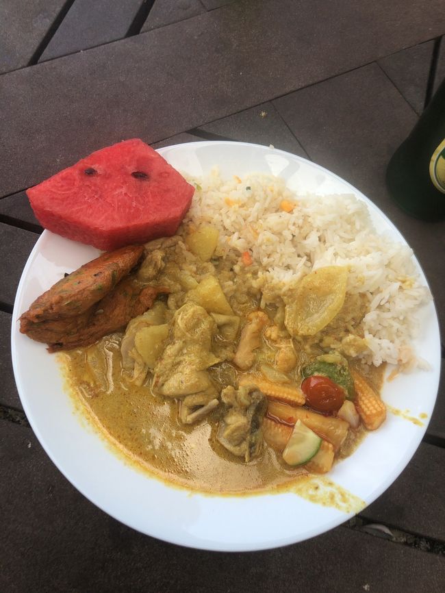 ワンプレートでもってきたけど…カレーです^ - ^<br />マイトはご飯も白飯と炒飯の二色(^-^)<br /><br />サラダのヤングコーンとトマトにも掛かっちゃった<br />^ ^<br />茶色い鶏肉みたいなのは、さつま揚げみたいな食感^o^<br />それとスイカね（＾Ｏ＾）