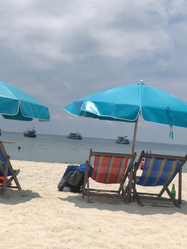 良さげなところが1箇所（2脚）あったので確保(⌒▽⌒)<br />でも、後から150THB取られた(￣▽￣)<br />有料？<br />それとも島のギャングの小遣い？