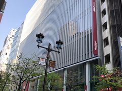 東京・有楽町『無印良品銀座』の外観の写真。

2019年4月4日にオープンしました。入場規制中で行列ができています。

2019年3月20日にオープンした『MUJI HOTEL GINZA』が6階から上
に入っています。

1階ー6階には感じ良いくらしの土台となる「よく食べ、よく歩き、
よく眠り、よく掃く」ためのおよそ7000品目のアイテムを揃えた、
世界旗艦店の無印良品が併設しています。MUJI Dinerの食器類の
一部をお求めいただけるほか、旅に役立つMUJI to GOや、
銀座店限定の店頭サービスもお試しいただけます。

＜営業時間＞
10:00 - 21:00

＜フロア＞
1階-6階

https://shop.muji.com/jp/ginza/