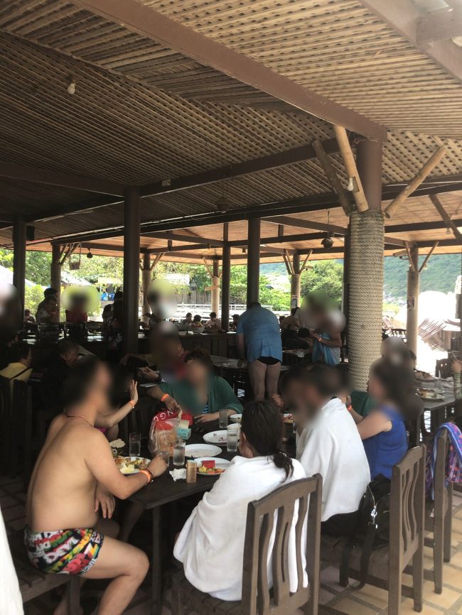 建屋の真ん中あたりに食材が並んでます<br />ブュッフェ形式