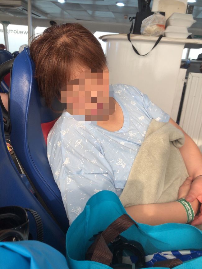 コイルは船に乗って直ぐに<br />ぐーぐー(_ _).｡o○