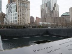 9/11メモリアル。6年前に訪れたときはミュージアムの完成前で、仮展示とこのお堀を見ました。テロは2001年。この形に落ち着くまで意外と時間がかかったんですね。
すでに夕方でしたがミュージアムにも公園にも人々が集い、平和で穏やかな時間を過ごしています。