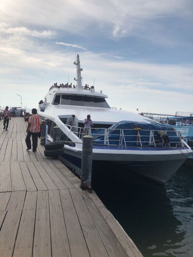 だいぶ待たされ、やっと乗船だー