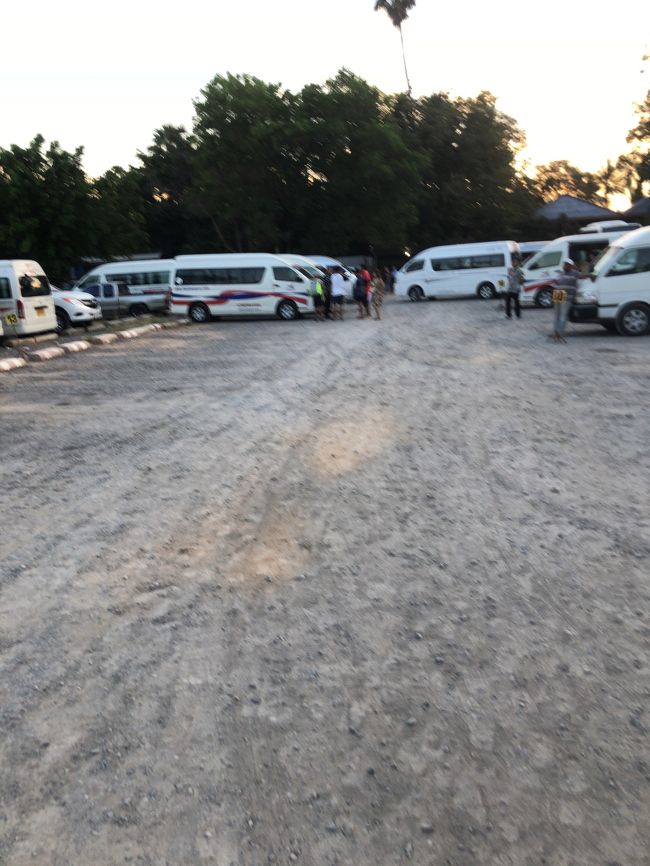 手前の車は既に出発済み(￣▽￣)<br />お待たせしてすみませ～ん(＞人＜;)<br /><br />帰りは一番最初に降ろしてもらえました(＾ｰ^)