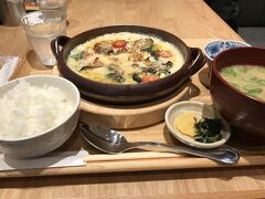 広島駅に昼頃到着し、駅内のみのる食堂へ。
私は牡蠣グラタンを、友人は牡蠣フライをいただきました。
地元も牡蠣の名産地なのですが、広島って夏でも牡蠣あるんですね!?
種類が違うのでしょうか・・・?
プリプリでとっても美味しかったです。