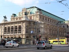 地下鉄に乗って一駅。
カールプラッツで降りてオペラ座の方へ。

っていうか、この距離歩けたんじゃない？？

でもね、母は出来るだけ歩く距離を減らそうとしますから(^_^;)
まあ、72時間乗り放題のフリーパスを買ったので、使えるだけ使いましょう。

オペラ座は残念ながら修復中。

ウィーンのオペラ座でオペラを見るのもいいな～。
でも、本当はミュージカルを観たかった...。

今回の旅のテーマにもなっている「エリザベート」のミュージカルは、もともとオーストリア発のミュージカルなのです。

シルヴェスター・リーヴァイ＆ミヒャエル・クンツェのゴールデンコンビの作品。
彼らが作ったミュージカルは他に「モーツァルト」「レベッカ」「レディ・べス」や、日本から依頼して作った「マリー・アントワネット」などがあります。

エリザベートが上演していたら絶対見ていたのですが、この時上演していたのは「ダンス・オブ・ヴァンパイア」
私としてはこれも好きなミュージカルなので観たかったのですが、母が乗り気にならず断念しました(-_-;)

