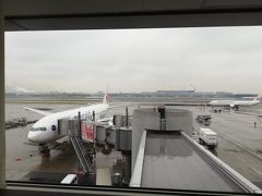 初日は、羽田空港から伊丹空港に移動します。