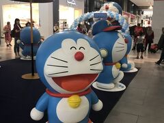 入国審査は、無言で指紋とってあっさりと終わり。
滞在日数とか全く聞かれず。身構えてたのにな。

最小限の両替をしてから、今回は空港内ショッピングモールのGateway@KLIA2で過ごすことにします。

ちょうどドラえもんフェア？やってました。
日本みたいとやはり違うのは、ヒジャブ姿のお姉さん達がドラえもんとセルフィー撮ってたこと。
マレーシア来たなぁって実感。