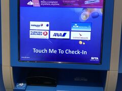 KLIAに到着。預ける荷物もないので、チェックインカウンターには行かずキオスクでセルフ発券がラクチン。