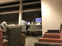 今回はカードラウンジです。
あえて、空いてる114ゲート付近ではなく中央の混んでる方をチョイス。
そうは言っても意外に混んでない！？居心地よく過ごせました。