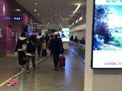 クアラルンプール国際空港、LCCターミナルのKLIA2に6:30頃着。

降機後はイミグレまでとにかく歩く、歩く…
果てしない