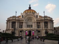 ツッコミたい気持ちを抑えたどり着いたこちらがペジャス・スアレス宮殿。
メキシコで最も格式の高い大劇場の1つとのことだが、完成したのは1934年とそこそこ新し目。