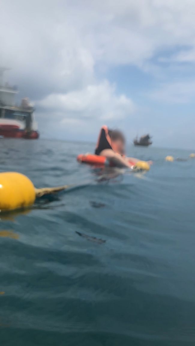 コイルがプカプカ<br /><br />他のガイドさんに浮き輪で連れてきてもらったみたい^ ^<br /><br />船への帰りはダンナに頼みなと言われたらしい(^-^;