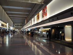 午前5時の羽田空港第一ターミナル。意外に旅行者が多い。