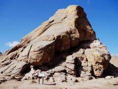 モンクズケイブ 100 Lama's Cave。昔の宗教弾圧があった時、100人の僧が逃げてこの岩の割れ目に隠れたという説があります。
