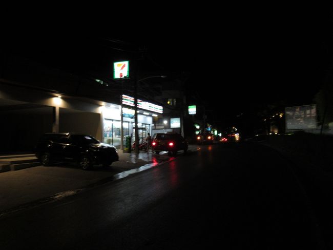 ホテルを出て通りを左に曲がるとチャウエンの街、そこを右に行くとコンビニが近くにありました