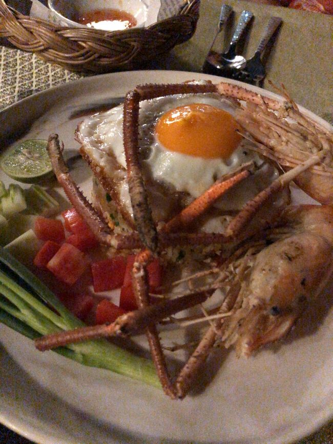 エビのカオパッ（炒飯）を頼んだら、手長エビだった(^o^)<br />手、長過ぎだろ！