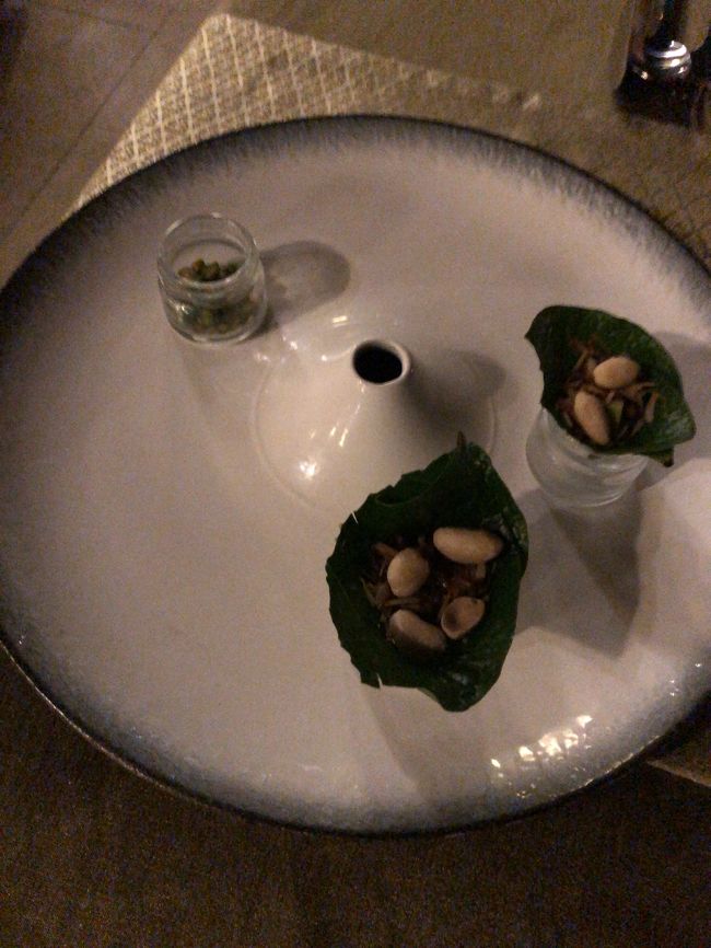 ウェイトレスさんがなんか言って大皿を持って来た