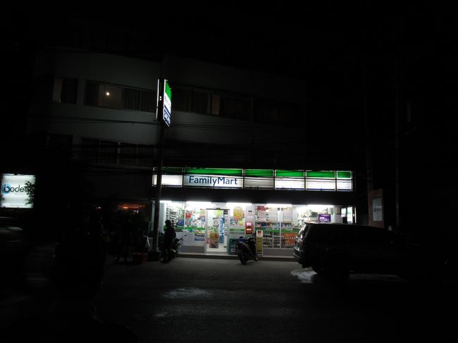 道路向かいにコンビニが