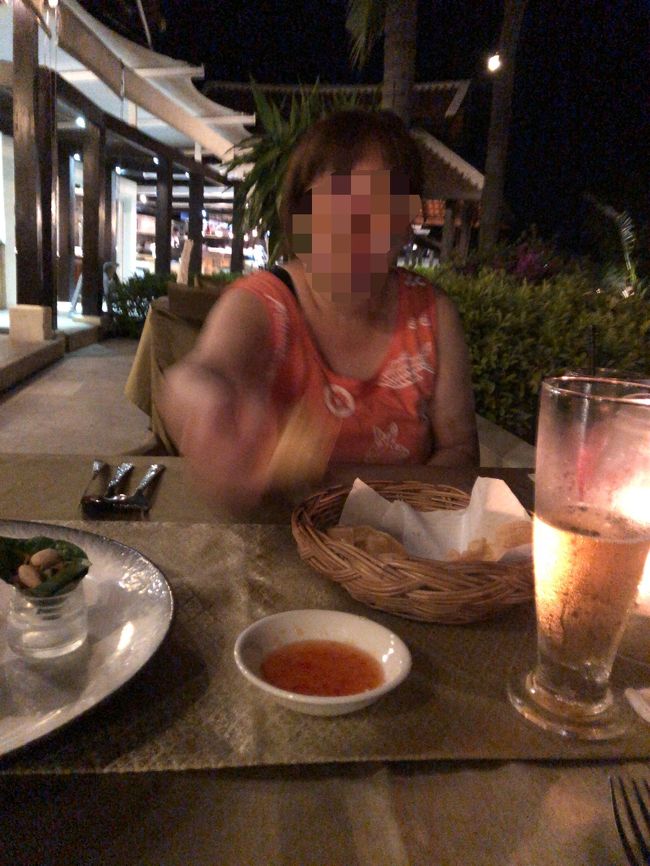 何も言わずとも、前菜がわりのシュリンプチップスを持ってきてくれました