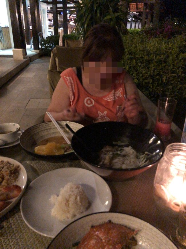 3年前にプーケットで激辛を食べた経験から、二言目には辛くないヤツと煩いので、辛くない物中心に頼んだら、訳分からなくなった(￣▽￣)<br />