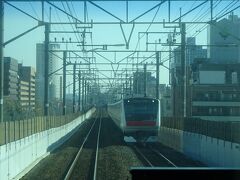 朝の京葉線。
混雑した通勤電車と短い間隔ですれ違う。