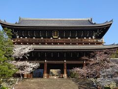 知恩院　三門

立派な三門だ。
京都には素晴らしい三門が３つある。
知恩院三門、東福寺三門、南禅寺三門。
我鎌倉にも、建長寺や円覚寺の立派な三門がある。

