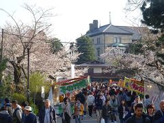 円山公園

さすがに凄い人出だ。