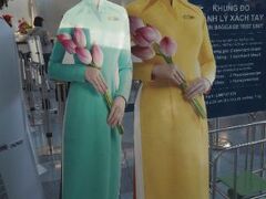 羽田空港国際線ターミナルへ。
初のベトナム航空にワクワク。CAさんの制服がアオザイというのも素敵。