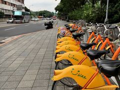 【二二八和平公園】内を通る。
近くにはレンタサイクルが並ぶ。