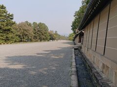 草野球をやっている人たちなどがいて、広い公園なのかなと思っていると、東京の皇居東御苑のような雰囲気に変わってきました。
