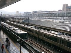座席はA席で、B席に人が来なかったので、たくさん寝て8:48に京都駅着。ホームを経由して北側の出口へ。