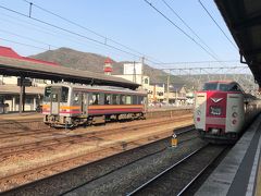 ●新見駅

「松江駅」14時59分発の特急やくも22号に乗り、中国山地へと縦断する伯備線の「新見駅」へ到着。
ここからさらに、向こうのホームに停車中の姫新線のローカル線（やっぱり１両編成・・・）に乗り、次の目的地である「津山」を目指します。

公共交通機関で松江から津山まで行く方法をいろいろ考えたんですが、結局このJR西日本の伯備線→姫新線を選択。
新見駅発の姫新線は本数が限られている（１日８本！）ため、新見駅16時53分発の津山行きにうまく接続する特急を探し、それに合わせて松江の観光時間を調整し・・・と、いかにうまくこの列車に接続させるかの勝負でした(^_^;)