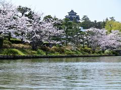 旅行記Part.2では、島根県の松江市にある桜の名所「松江城山公園」を散策し、さらに水の都の風情を味わうべく、今も市街を流れるお堀を巡る「松江堀川めぐり」の小型遊覧船に乗り、船から松江城と桜を眺めてみました♪