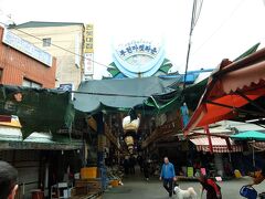 釜田市場を散策。
釜山で一番古い市場です。