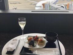 リムジンバスが予定通り1時間ちょいで7:40ごろ成田空港に着いたので、さっさとチェックインして荷物を預けて、ユニクロや本屋さんをプラプラ。

父がもらったANAスイートラウンジ券がまだ残っていたので（有効期限ぎりぎりだし）、みんなでスイートラウンジへ。
前回と同じくすごく空いていて、どこでも座り放題。
朝ご飯のおにぎりやパンが充実していて、もちろんシャンパンもいただきます。
子供たちはカレーやカレーうどんをいただき、ハーゲンダッツもあるし、ゆったりくつろぎました。
次の旅行からはスイートラウンジには来られないよ、楽しんでおきなさい。
