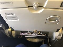 飛行機は定刻通り搭乗、離陸。

機内は２－３－２でやや古め。
シート間もちょっと狭いように感じるけど…？
そんなに長く乗らないから、大丈夫です。