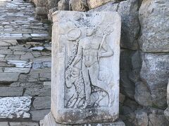 ギリシャ神話の『エルメスのレリーフ』
エルメスブランドに特別興味はないんですが、女性陣が『エルメス』の名前を聞いて『ピクッ』てましたので、急いで写メを撮って早々に脇へ移動。(-_-;)