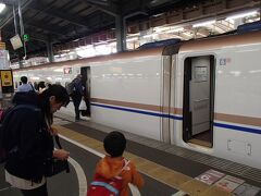 新潟駅に到着したら一旦改札を出て再度入場して越後湯沢に向かいます。
E7も新潟来るようになったんですね。